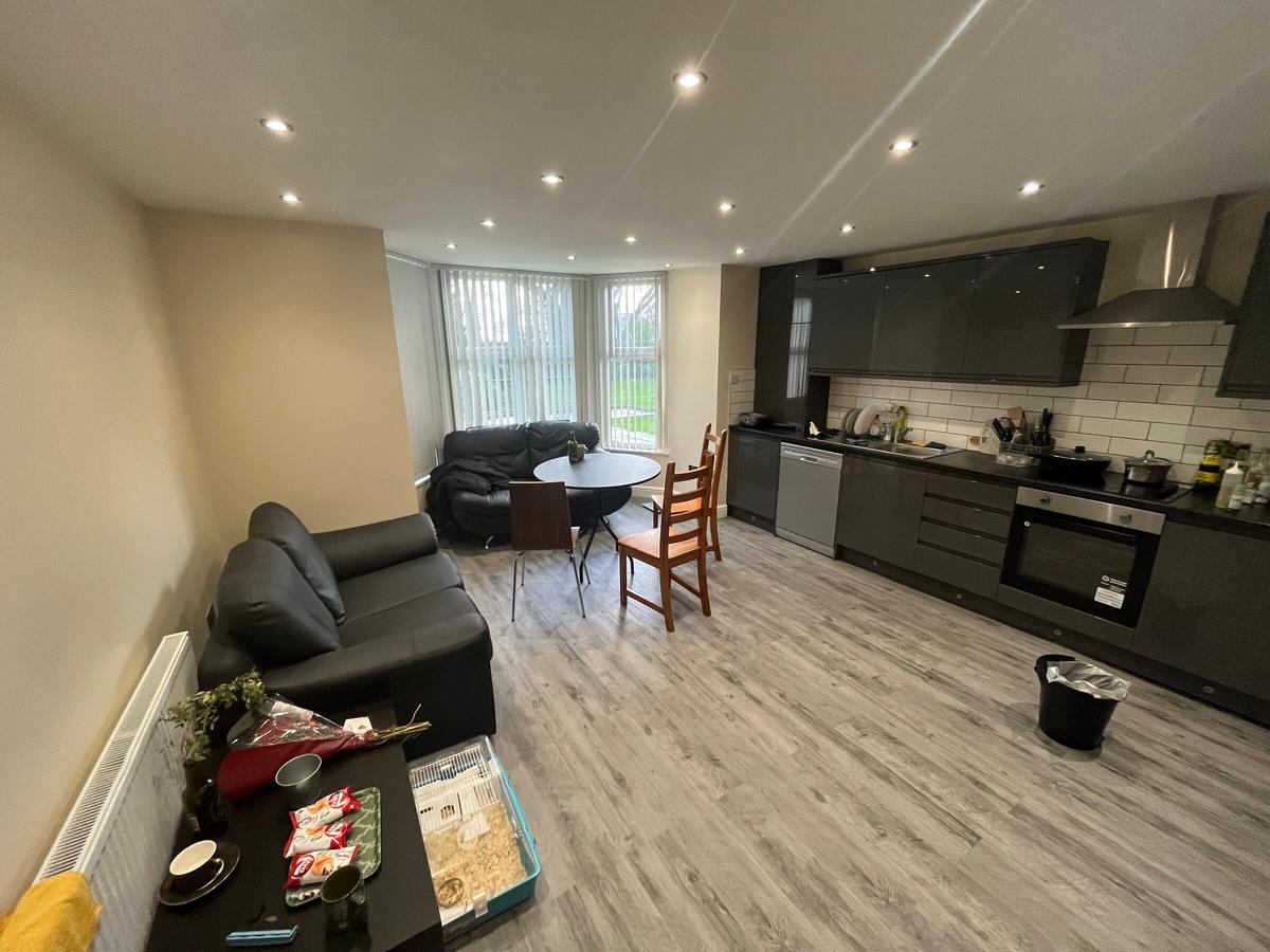 4 bedroom apartment for rent Cliffe Road, Leeds, LS6 2EZ UniHomes