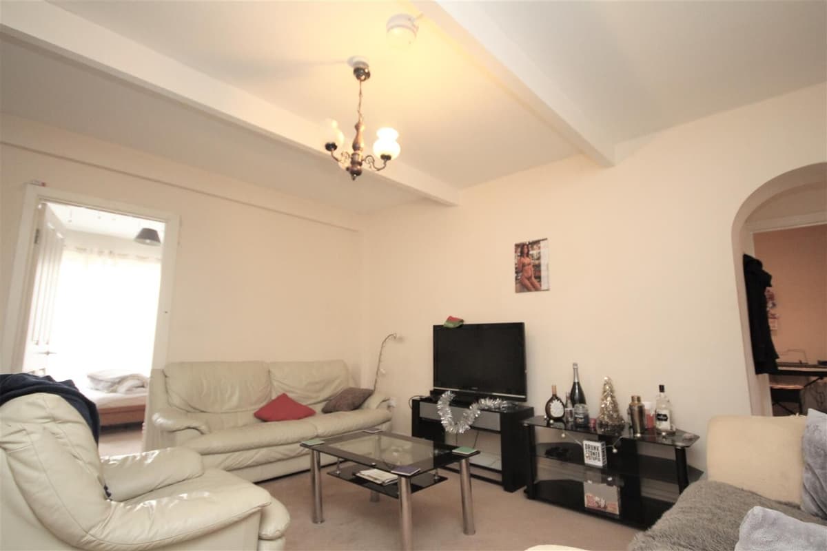 3 bedroom apartment for rent Aldershot Road, Surrey, GU2 8AJ UniHomes