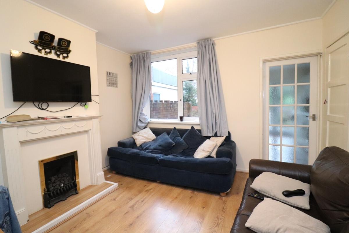 4 bedroom house on Wyverne Road, Cathays, Cardiff