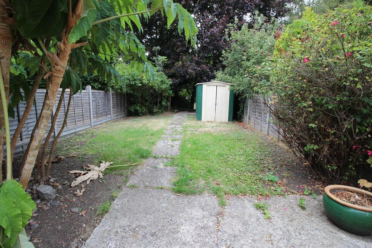 6 bedroom house for rent Chiltern View Road, London, UB8 2PE UniHomes