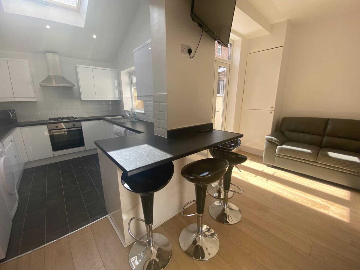 5 bedroom house on Ladybarn Road, Fallowfield, Manchester