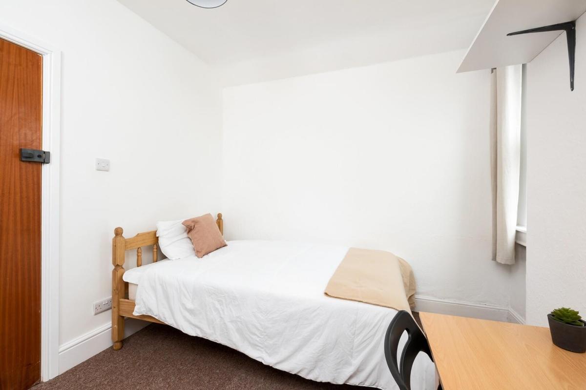 4 bedroom house for rent Triangle North, Bath, BA2 3JB UniHomes