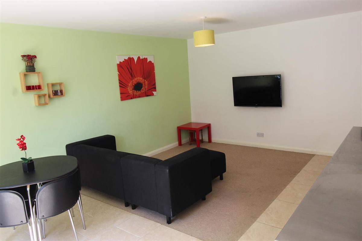 3 bedroom apartment for rent Victoria Park Road, Leicester, LE2 1XB