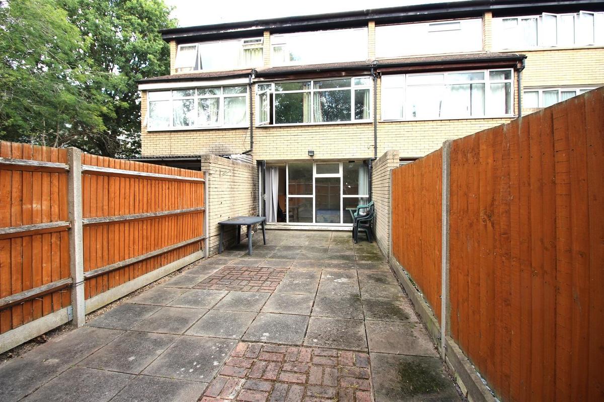 6 bedroom house for rent Barchester Close, London, UB8 2JY UniHomes