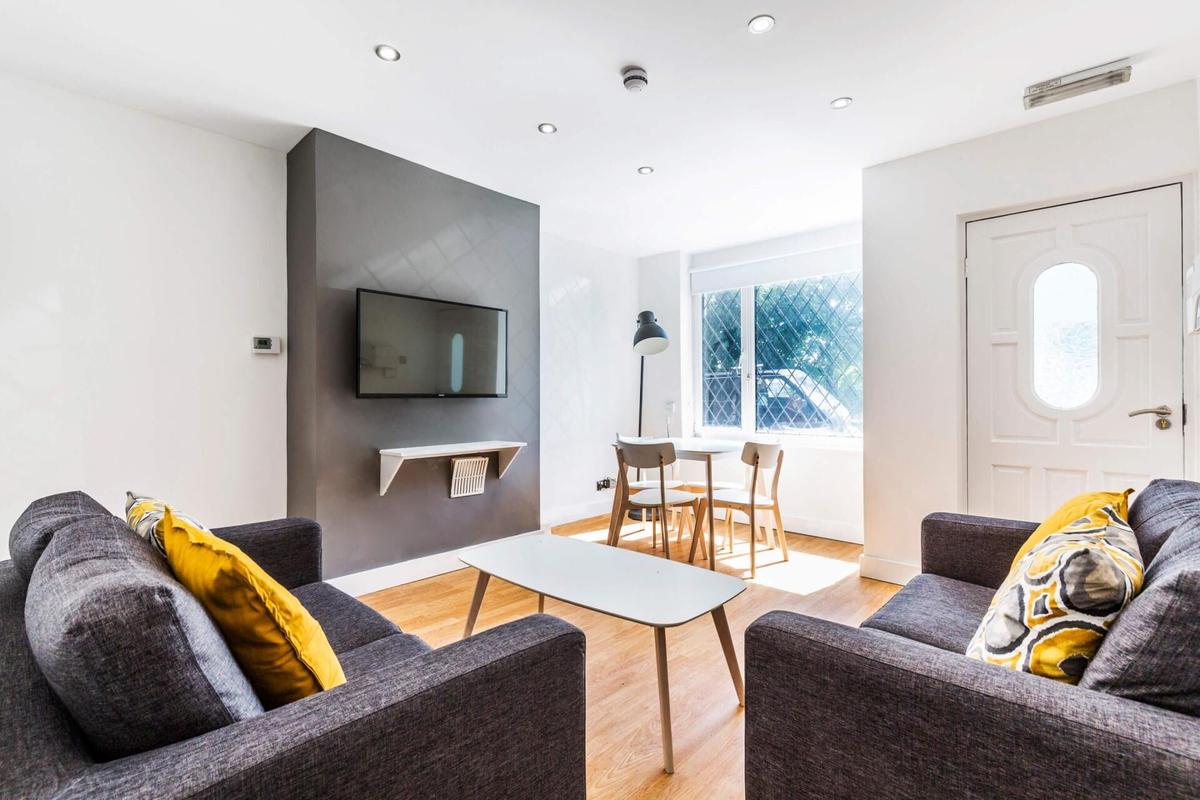 4 bedroom house on Hartley Crescent, Woodhouse, Leeds