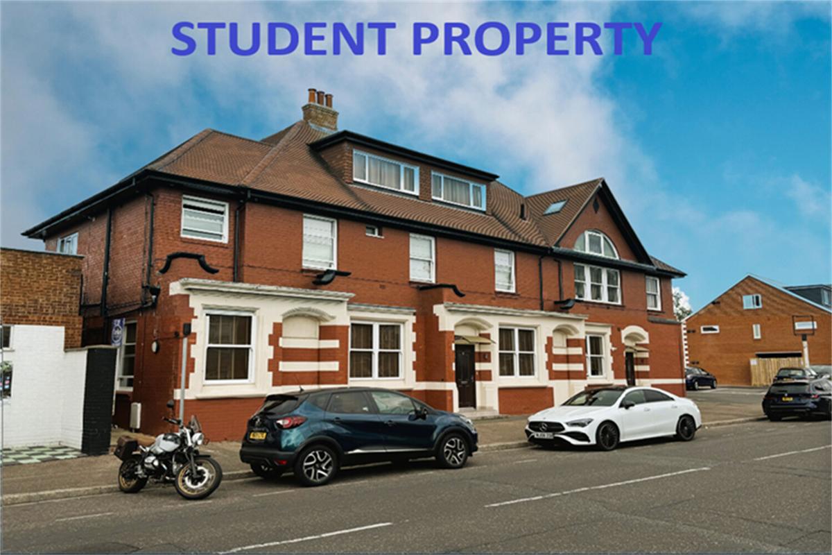 3 bedroom apartment on 1008 Wimborne Road, Moordown, Bournemouth