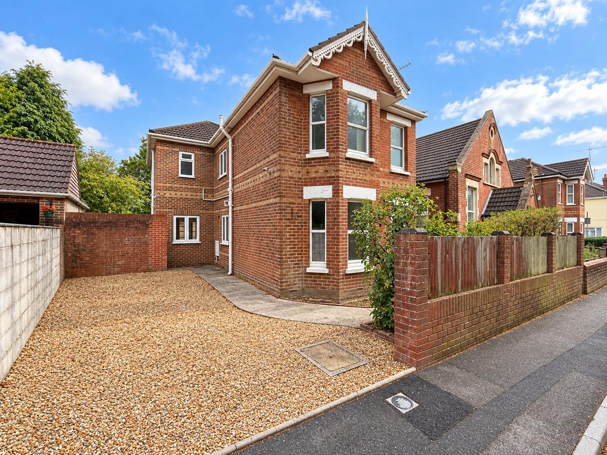 6 bedroom house on Alton Road, Winton, Bournemouth