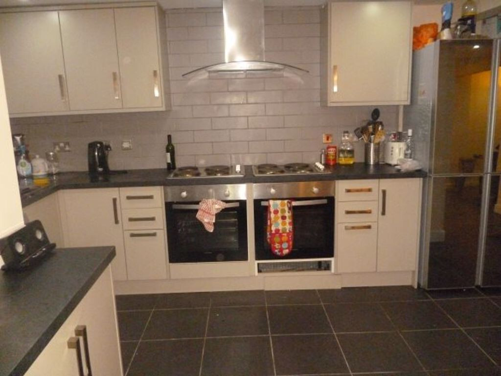 8 bedroom house on Brudenell Avenue, Hyde Park, Leeds