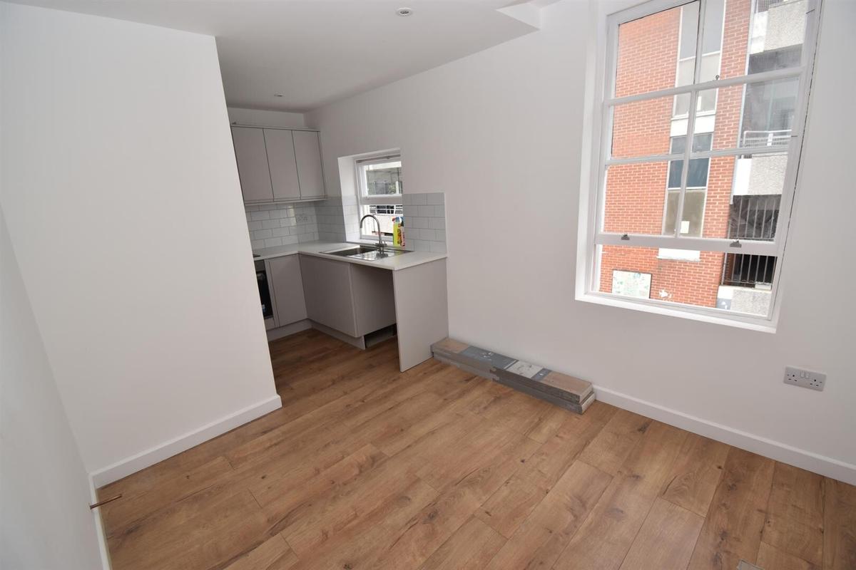 4 bedroom apartment for rent Tavistock Street Leamington Spa, CV32 5PW ...
