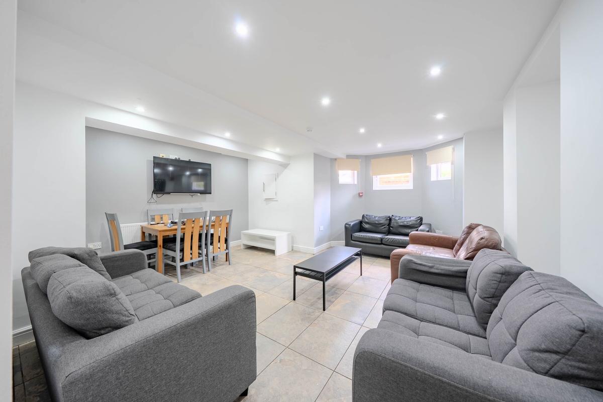 8 bedroom house on Headingley Avenue Leeds, Headingley, Leeds