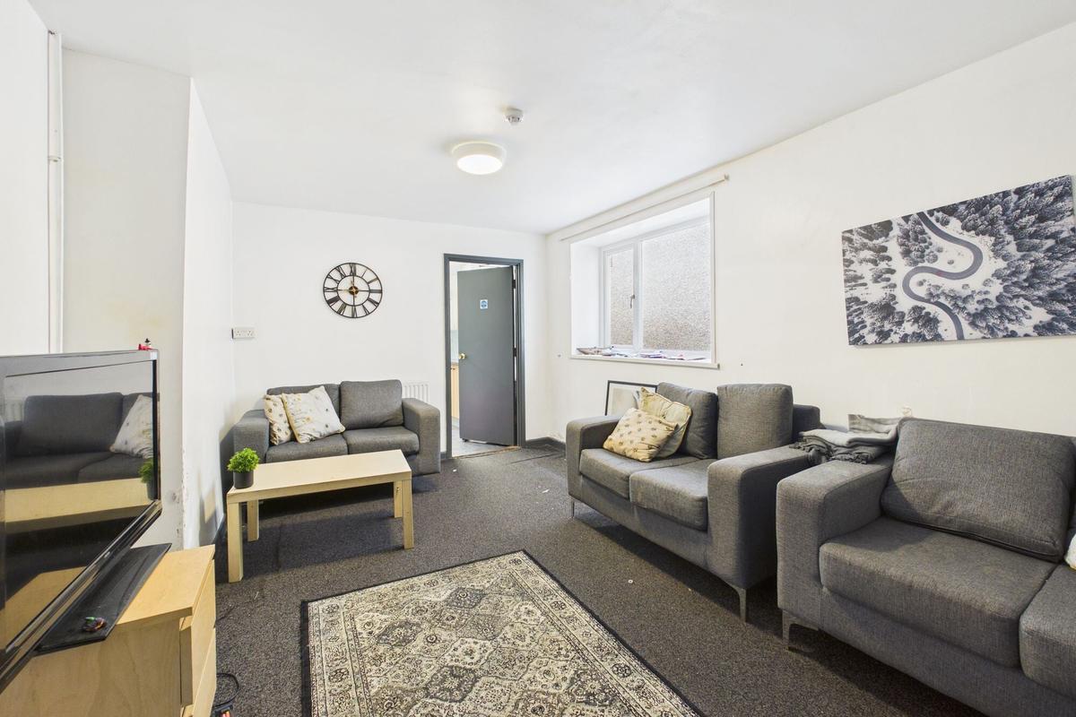 6 bedroom house on St. Helens Avenue, Brynmill, Swansea