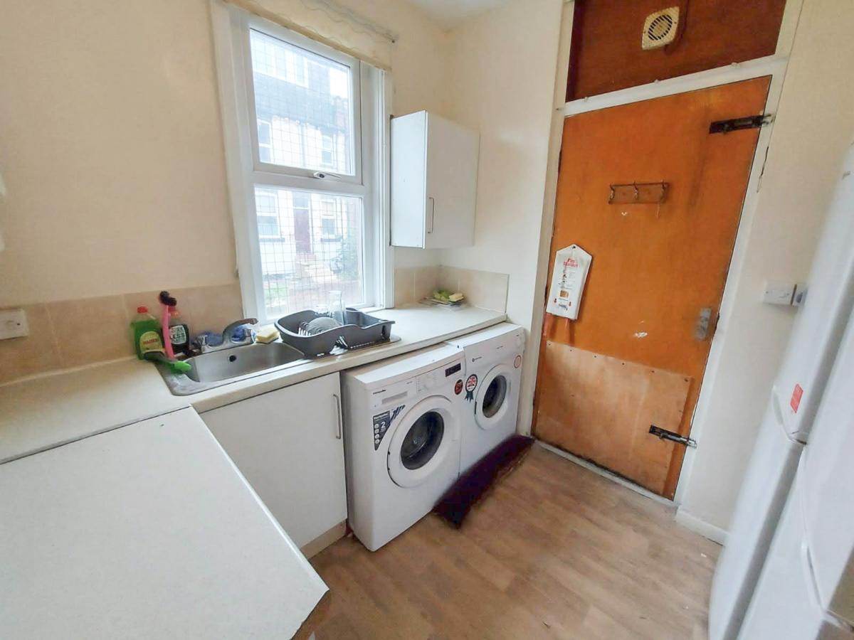 7 bedroom house for rent Queens Road, Hyde Park Leeds, LS6 1HU UniHomes