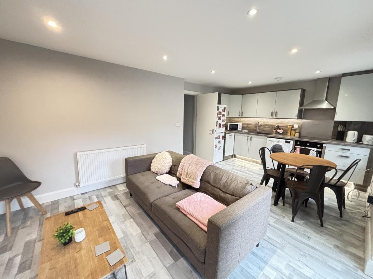 2 bedroom house on Victoria Road, Hyde Park, Leeds
