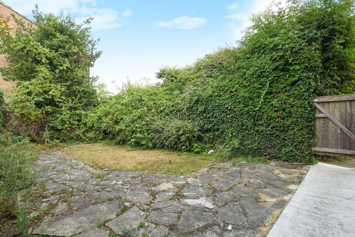 3 bedroom house for rent Guildford Park Avenue, Surrey, GU2 7NH UniHomes