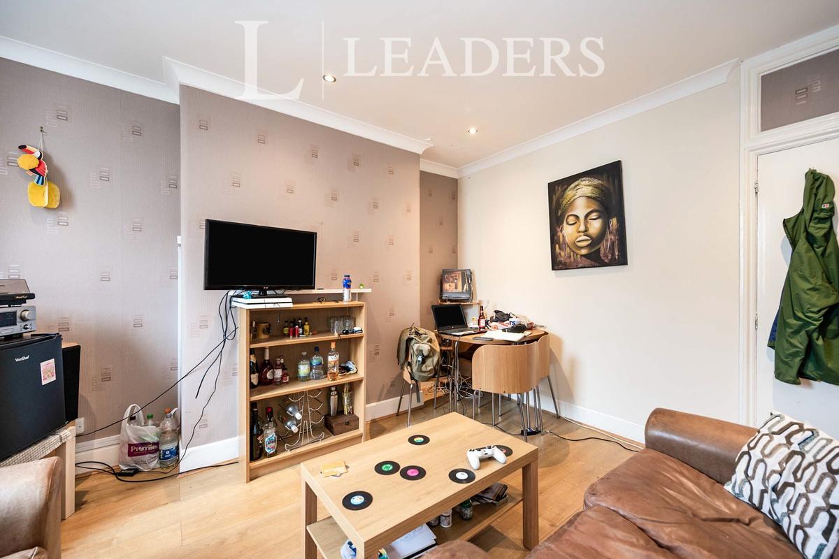 4 bedroom apartment on Alhambra Road, Southsea, Portsmouth