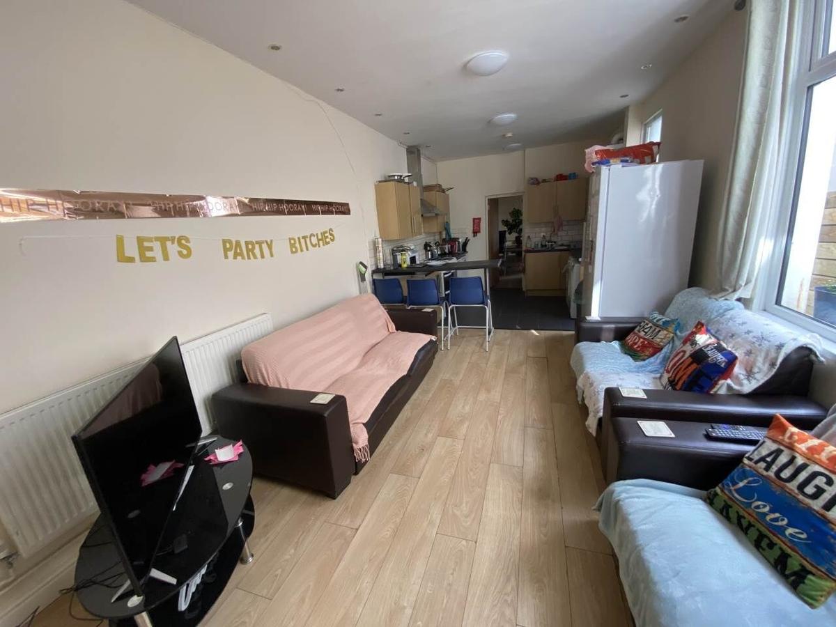 8 bedroom house for rent Pentyrch Street, Cardiff, CF24 4JX UniHomes