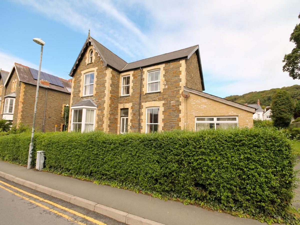 8 bedroom house for rent Caradog Road, Aberystwyth, SY23 2LB UniHomes