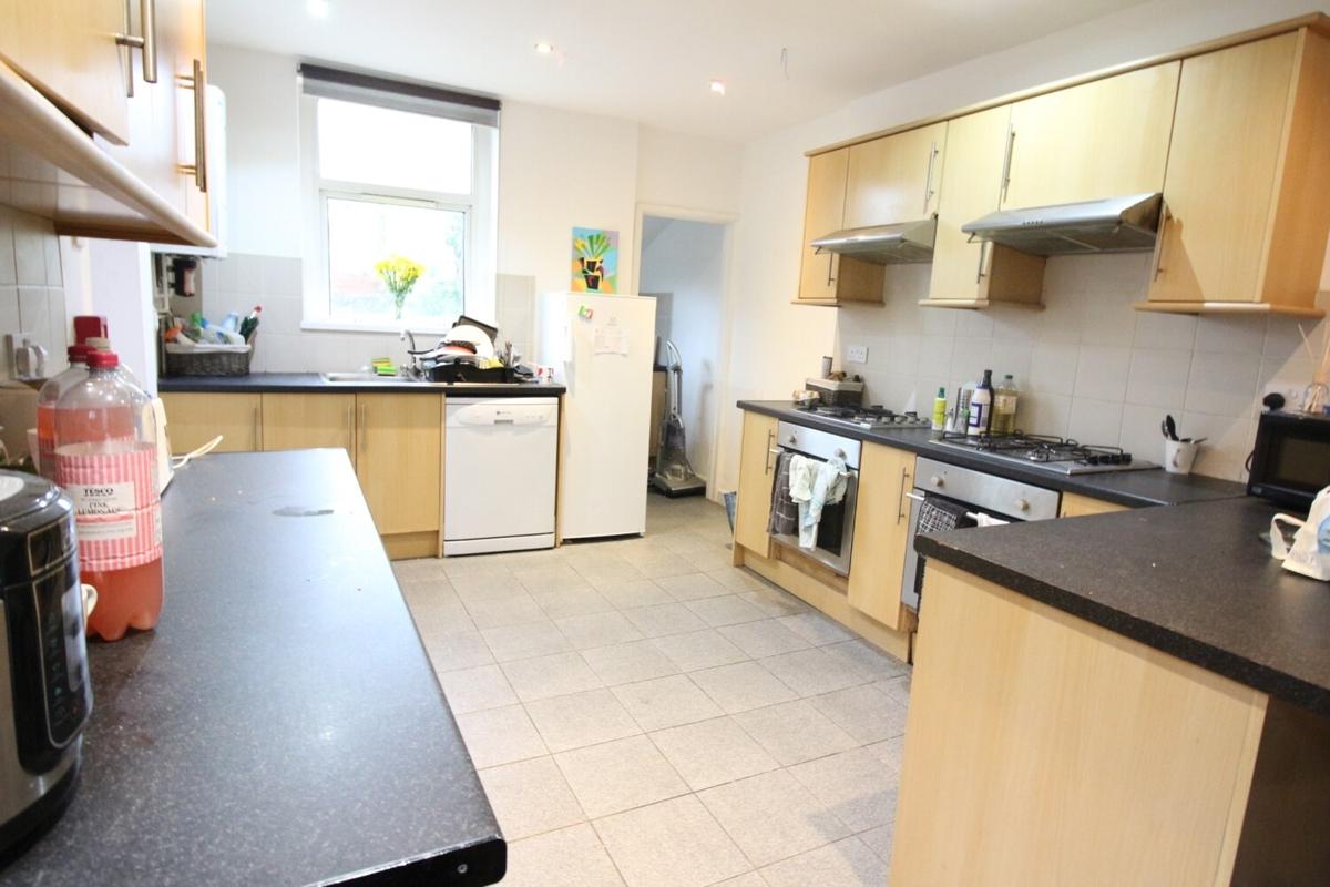 6 bedroom house on Mackintosh Place, Roath, Cardiff