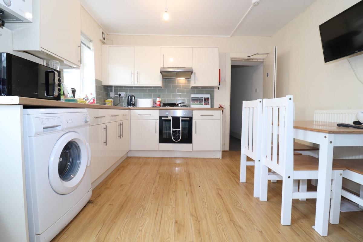 3 bedroom apartment on Llanbleddian Gardens, Cathays, Cardiff