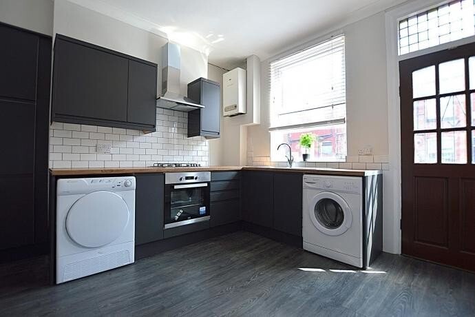3 bedroom house on Welton Place, Hyde Park, Leeds