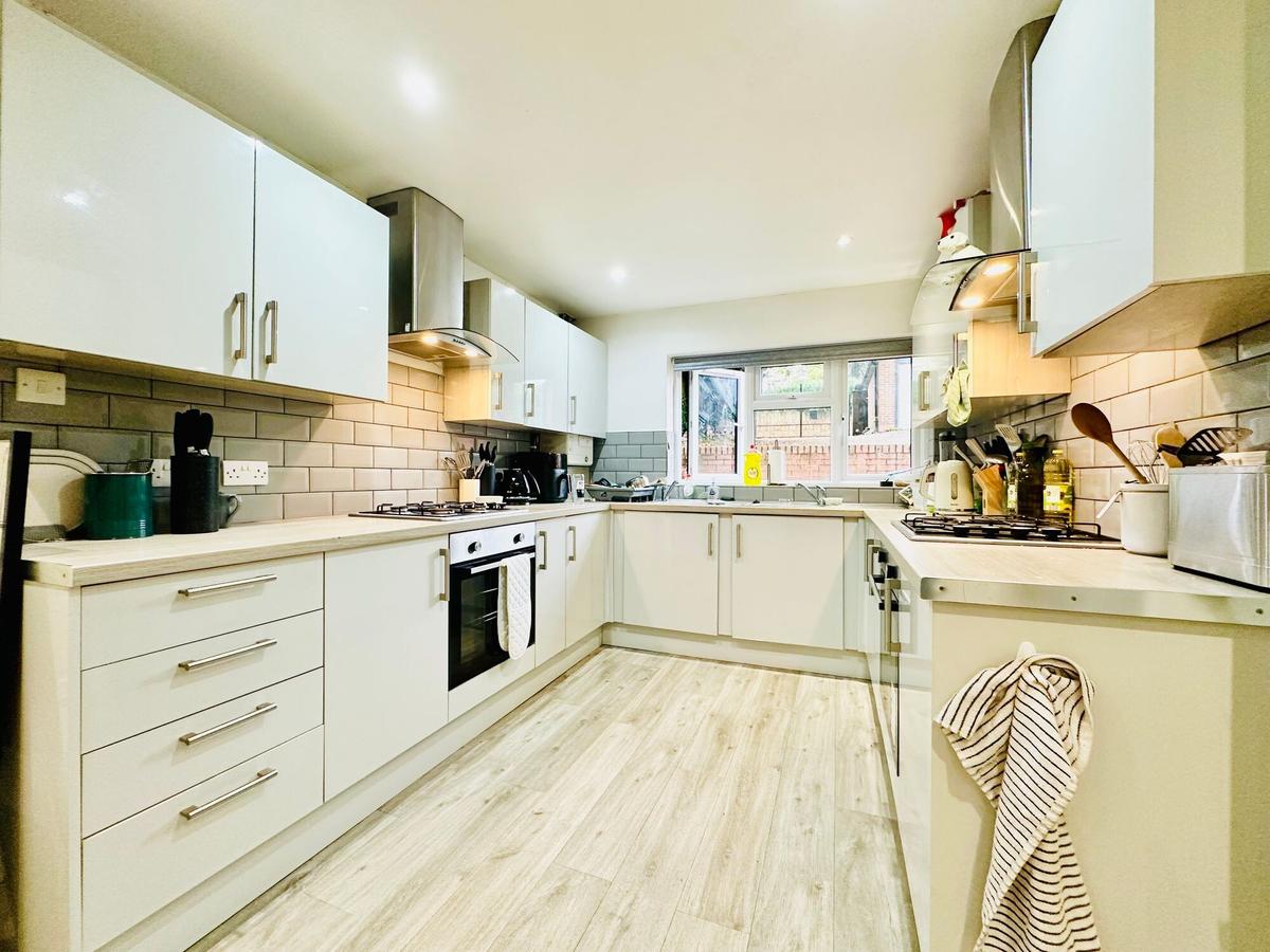 8 bedroom house on Harlaxton Drive, Lenton, Nottingham