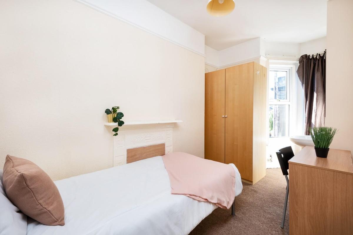 5 bedroom house for rent Triangle North, Bath, BA2 3JB UniHomes