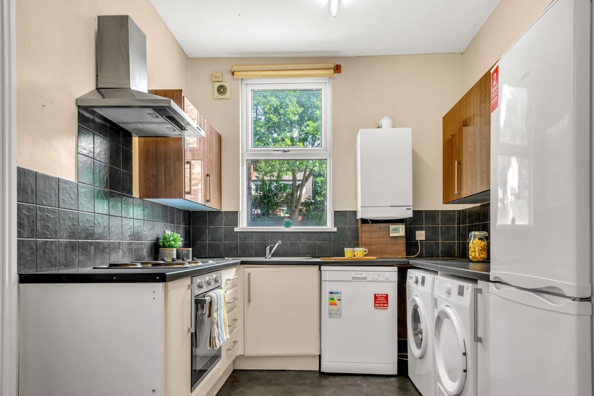 6 bedroom apartment for rent Burley Road, Leeds, LS4 2LA UniHomes