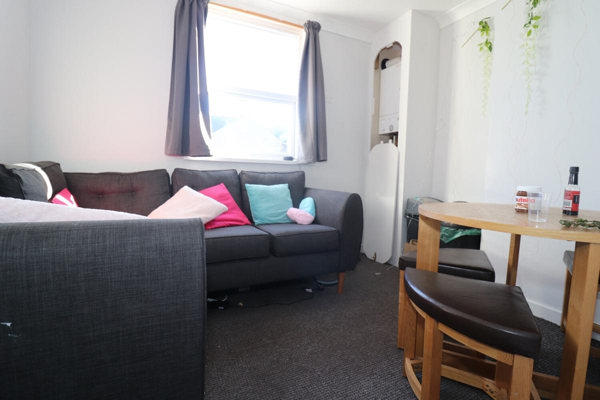3 bedroom apartment on Llanbleddian Gardens, Cathays, Cardiff