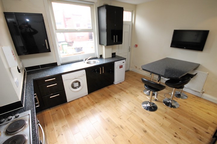 5 bedroom house on Ashville Grove, Hyde Park, Leeds