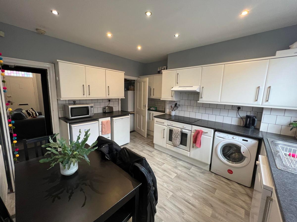 3 bedroom house on School View, Hyde Park, Leeds