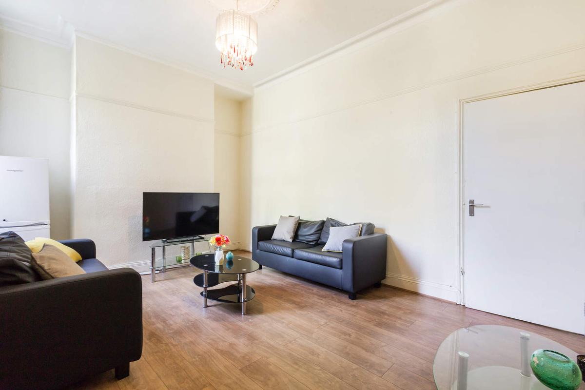 6 bedroom apartment for rent Burley Road Leeds, LS4 2LA UniHomes