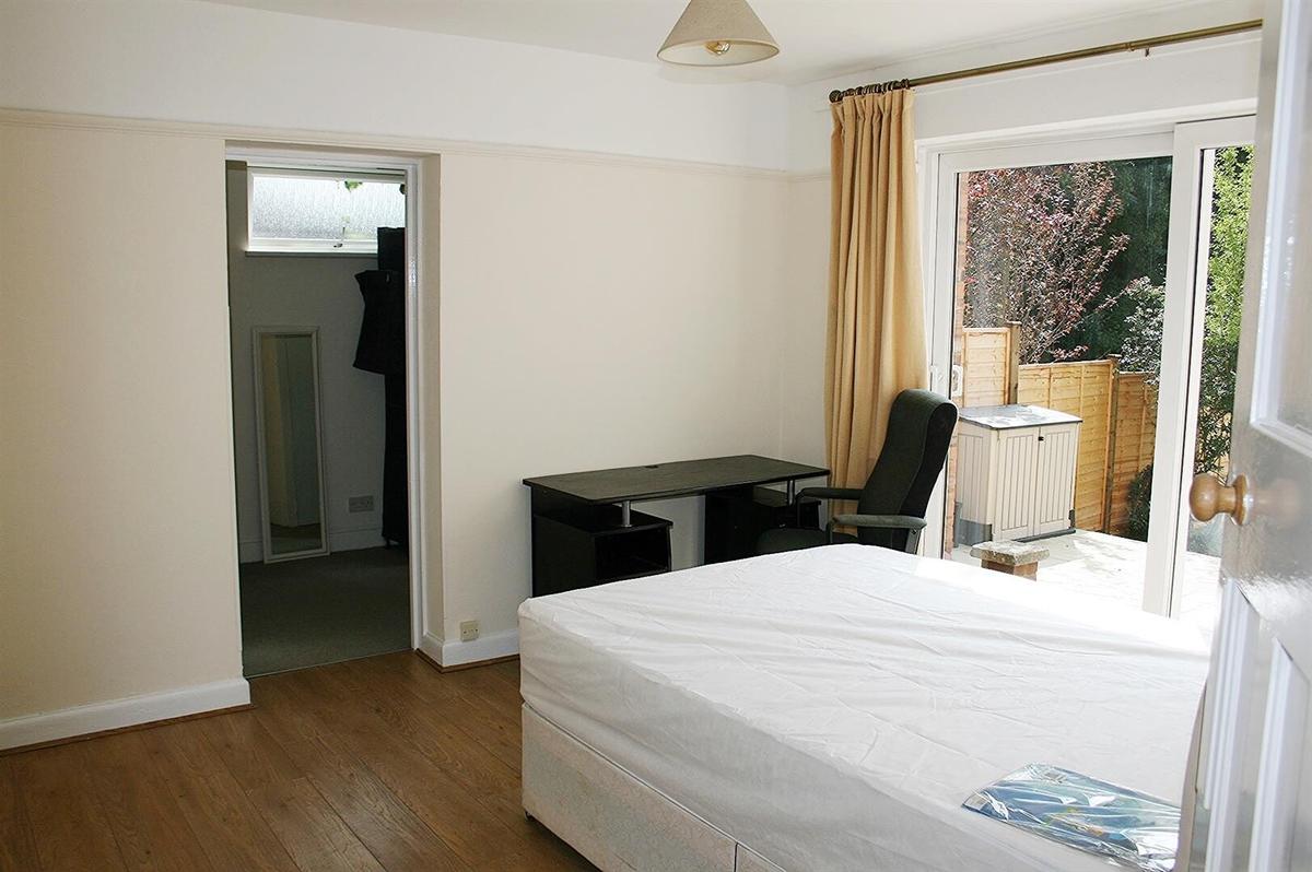 5 bedroom house for rent Manor Road, Surrey, GU2 9NE UniHomes