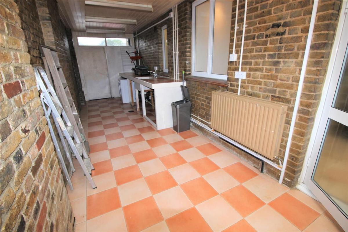 5 bedroom house for rent Cowley Road, London, UB8 2NJ UniHomes