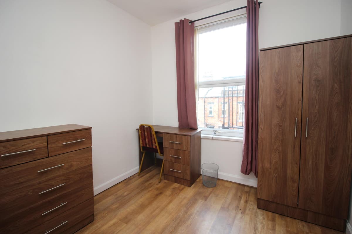 3 bedroom apartment for rent Brudenell Grove, Hyde Park, Leeds, LS6 1HR UniHomes