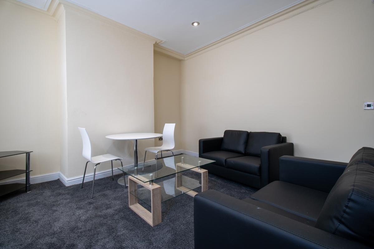 2 bedroom house on Harold Mount, Hyde Park, Leeds
