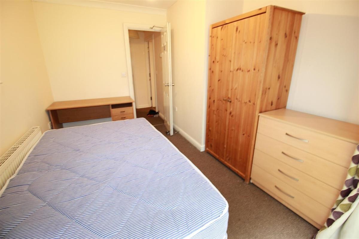 5 bedroom house for rent Buchan Close, London, UB8 2NS UniHomes