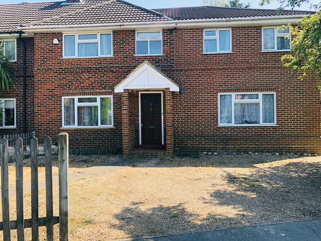 6 bedroom house for rent Kingsley Avenue Englefield Green, Surrey, TW20 0PP UniHomes