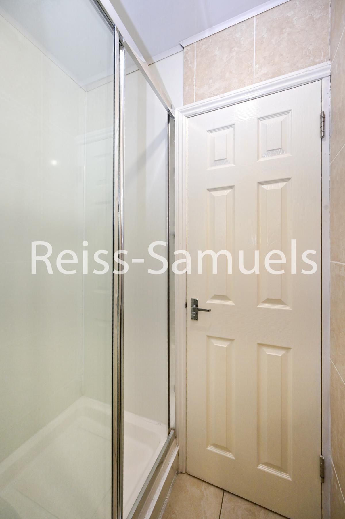 4 bedroom house for rent Forsyth Gardens London, SE17 3NE UniHomes