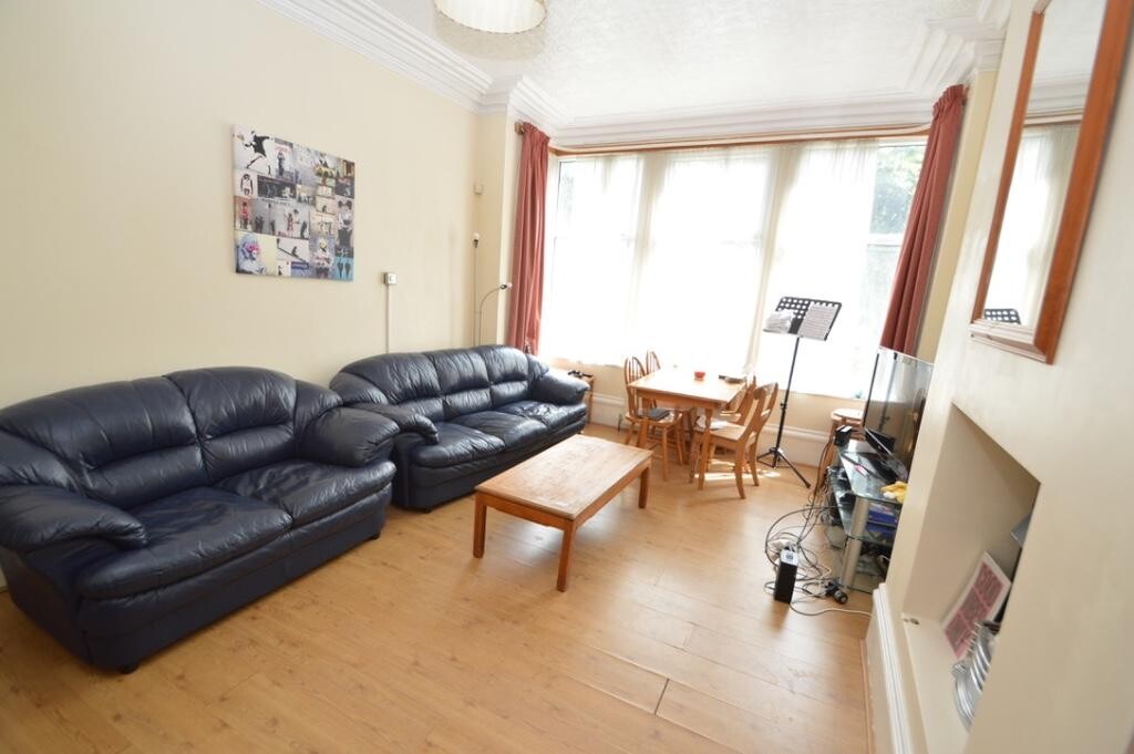 6 bedroom house for rent Kirkstall Lane Leeds, LS6 3EJ UniHomes