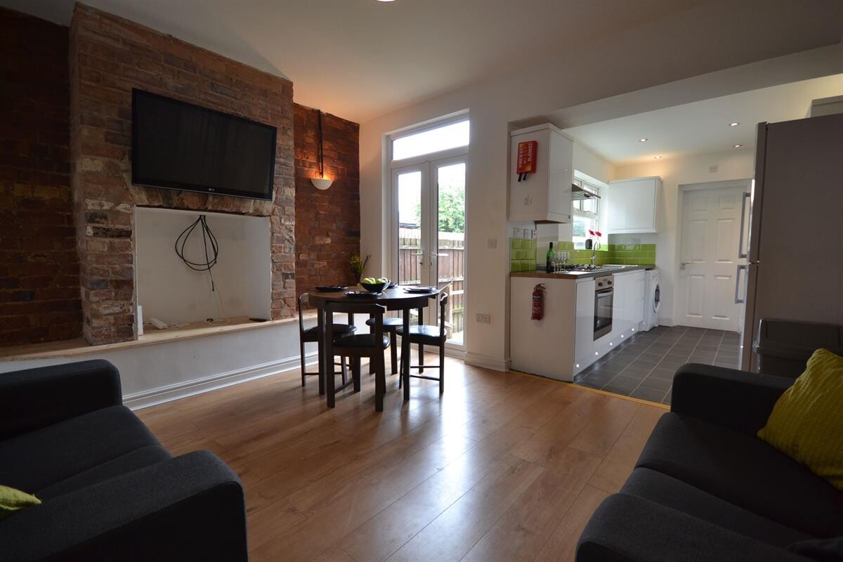 4 bedroom house on Wilford Crescent East, The Meadows, Nottingham