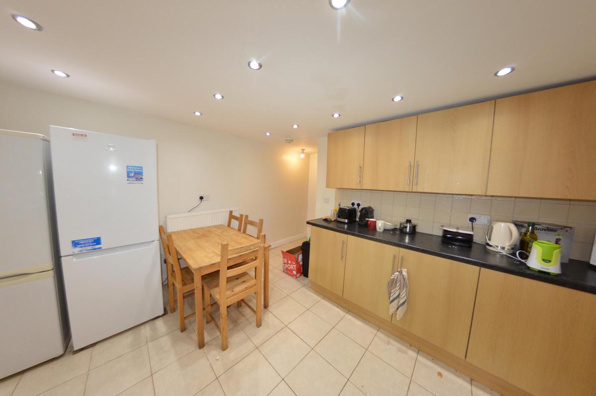 4 bedroom house for rent Manor Drive, Hyde Park Leeds, LS6 1DE UniHomes