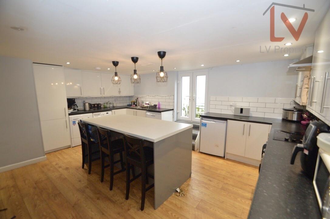 6 bedroom house on Kirkstall Lane, Headingley, Leeds