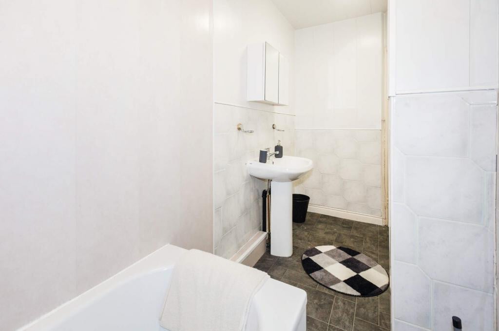 6 bedroom apartment for rent Burley Road, Leeds, LS4 2LA UniHomes