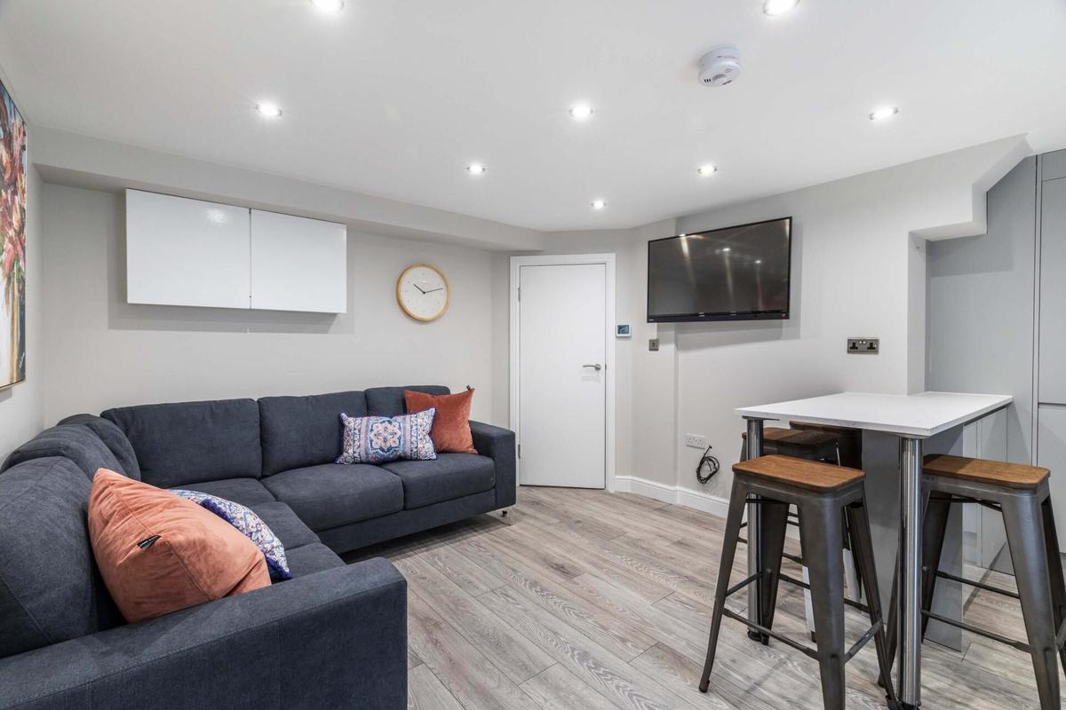 6 bedroom house on Cardigan Lane, Burley, Leeds
