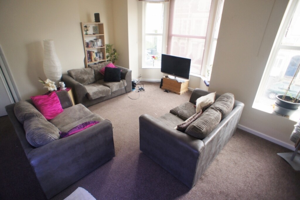 3 bedroom apartment on Claude Road, Roath, Cardiff