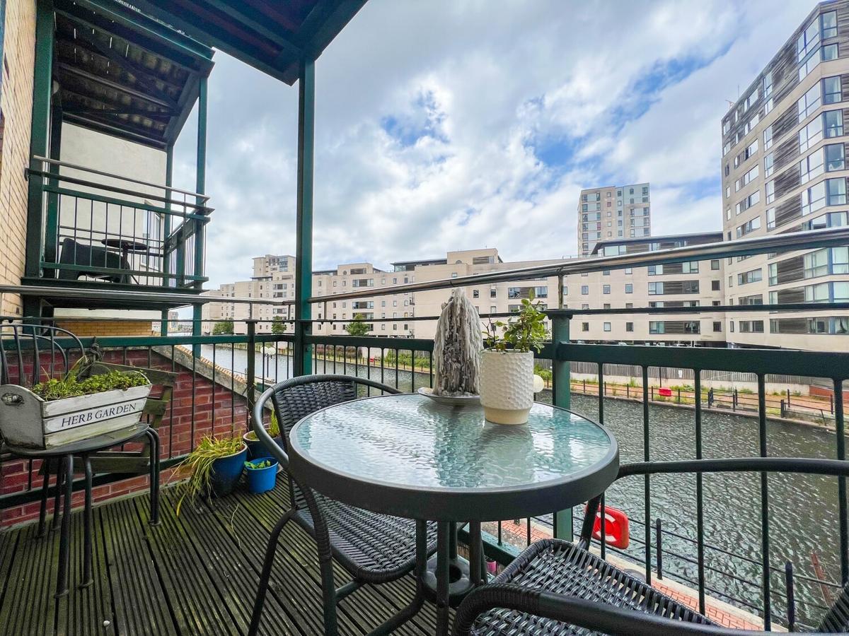 2 bedroom apartment for rent Adventurers Quay, Cardiff Bay, Cardiff