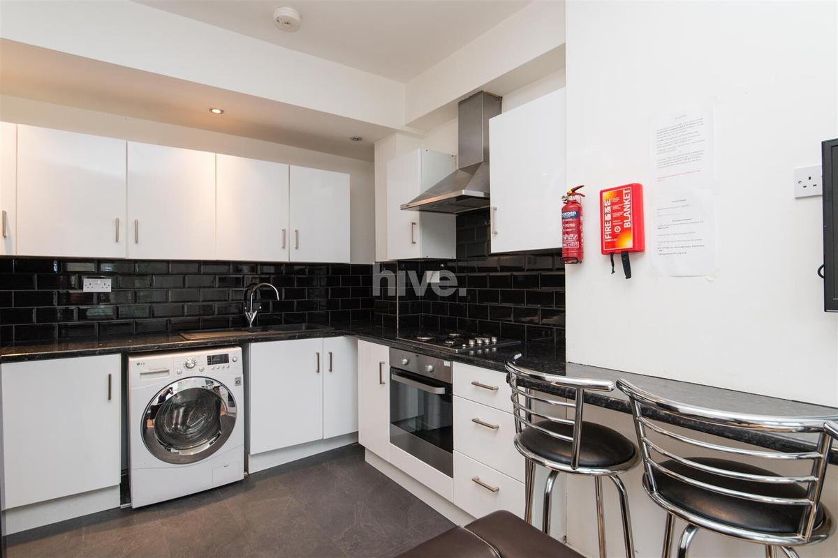 6 bedroom apartment on Simonside Terrace, Heaton, Newcastle