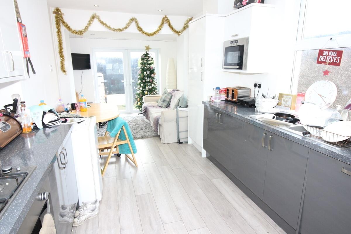 5 bedroom house on Lisvane Street, Cathays, Cardiff