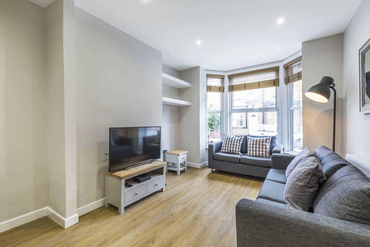 6 bedroom house on Archery Place, Woodhouse, Leeds