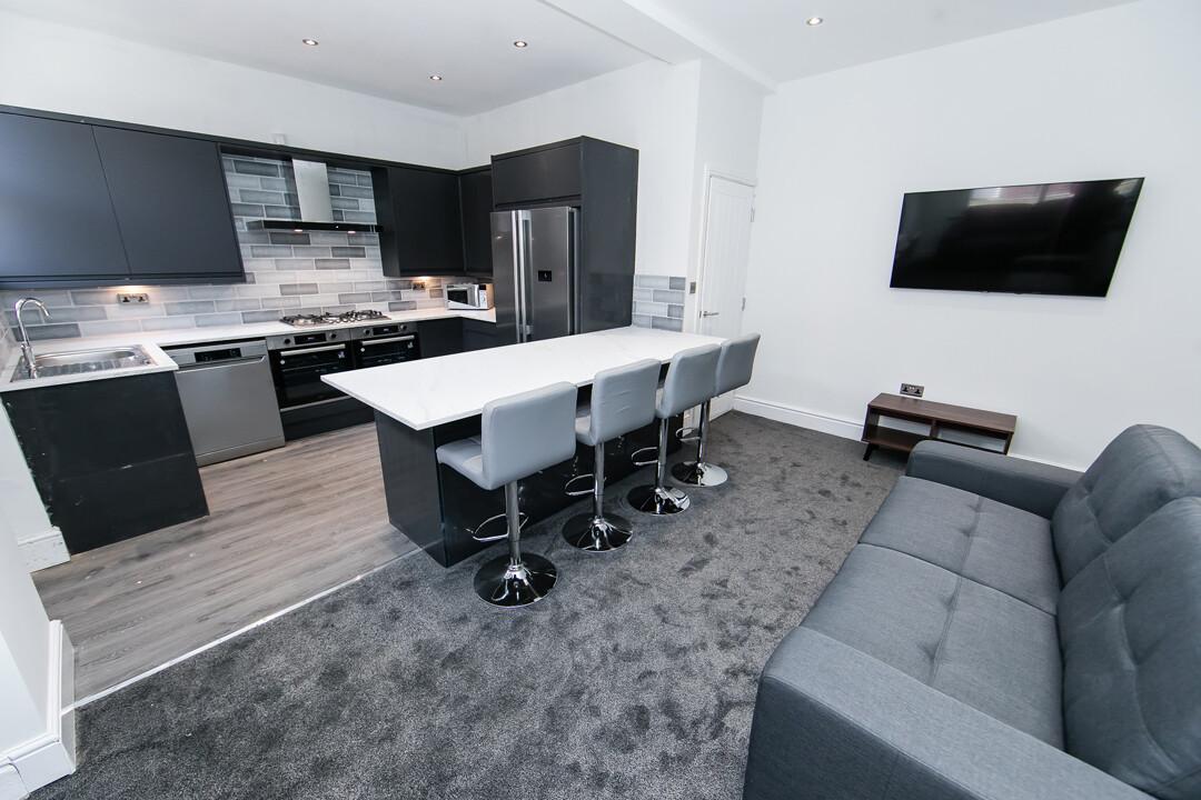 8 bedroom house on Delph Lane, Woodhouse, Leeds